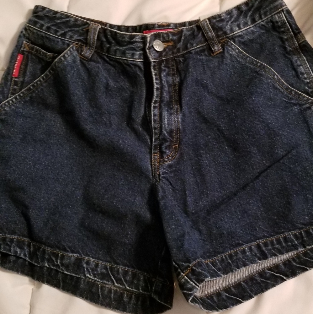 LIKE NEW UNIONBAY JEAN SHORTS. SIZE 9. WITH POCKETS.